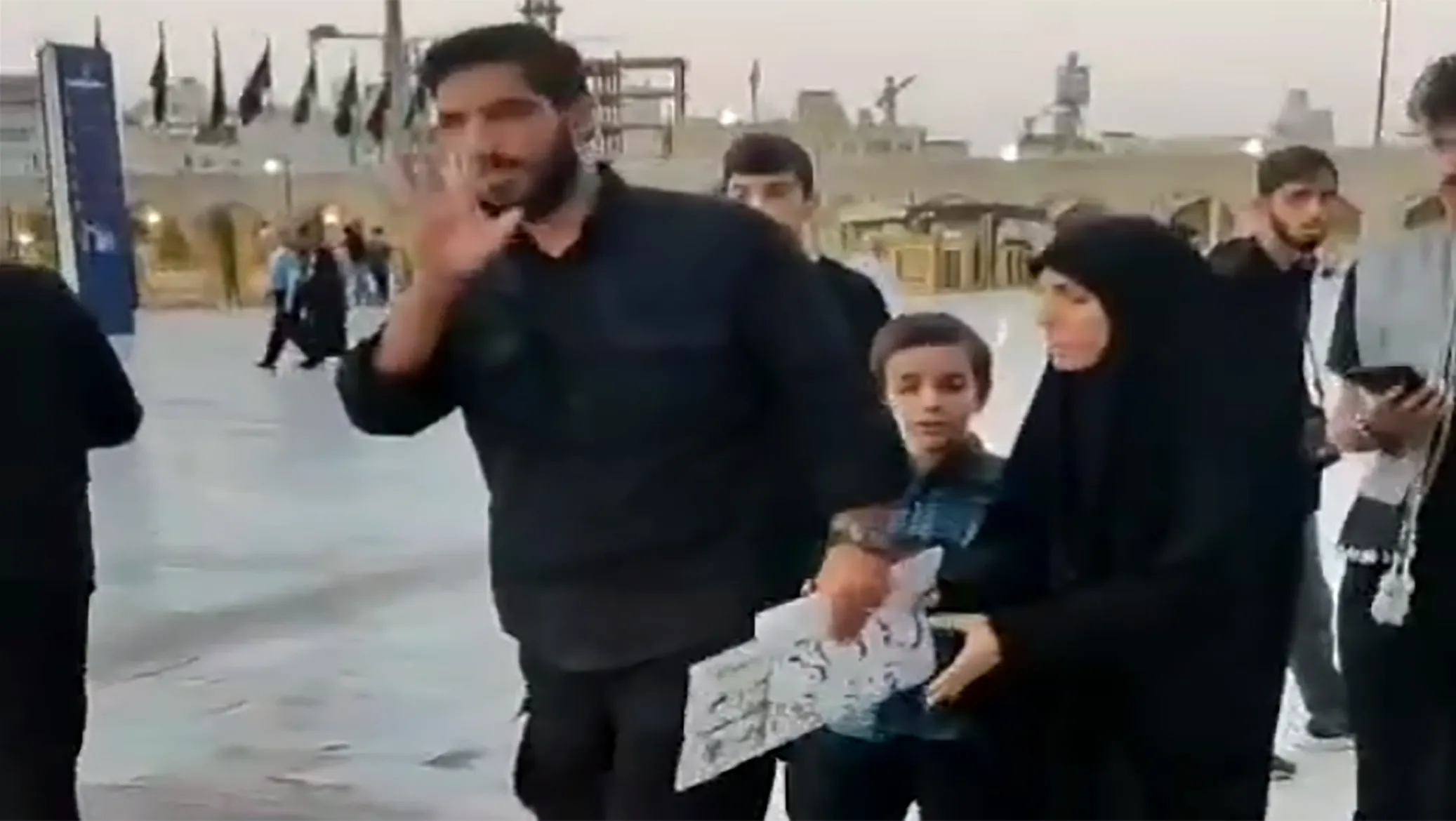 جمع آوری پلاکارد‌های زائرین در صحن حرم امام رضا(ع)
