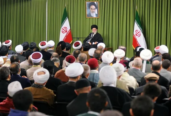 رهبر معظم انقلاب در دیدار روز سه شنبه با شرکت کنندگان کنگره جهانی &laquo;جریان&zwnj;های افراطی و تکفیری از دیدگاه علمای اسلام&raquo; ./Leader O.W
