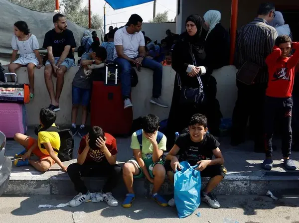 رفح، غزه ــ فلسطینی&zwnj;های دارای تابعیت دوگانه در خارج از گذرگاه مرزی رفح با مصر منتظر هستند تا اجازه خروج از غزه را دریافت کنند.