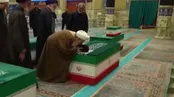 بوسه آیت الله جوادی آملی بر عمامه رهبر شهید