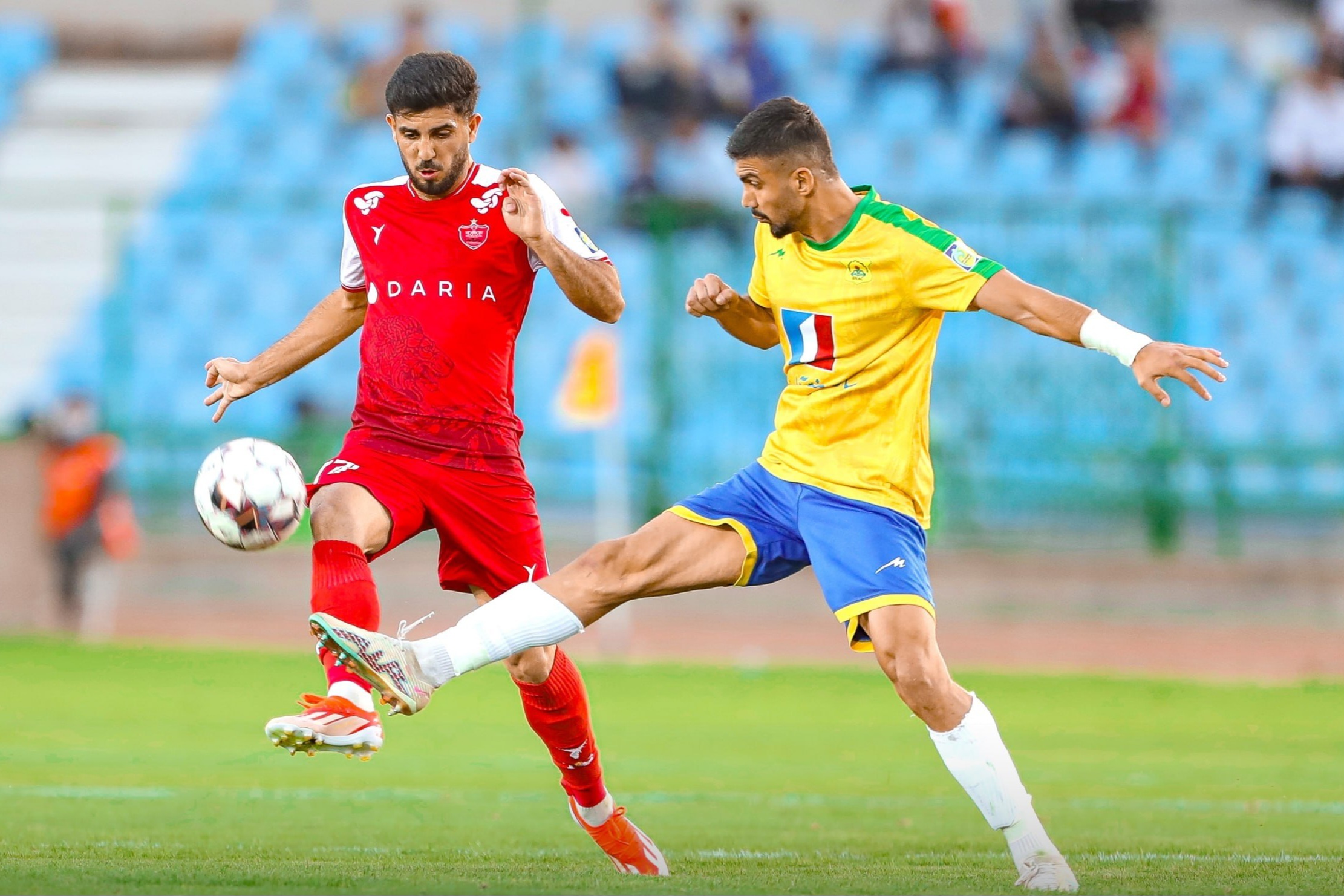 پرسپولیس از استقلال عبور کرد، به تراکتور چسبید