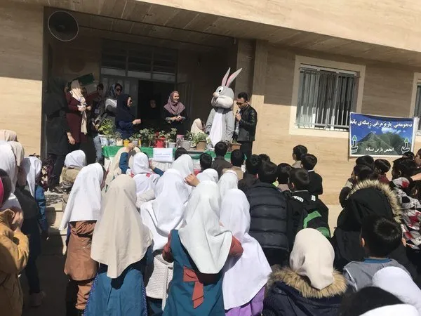 در شهر بانه استان کردستان با همت انجمن پاژین کمپین آموزش محیط زیستی همراه با خنده شاد کودکانه  جهت آموزش مفاهیم محیط زیستی با زبان شاد و کودکانه تشکیل شد. همچنین طی برنامه ای جداگانه اعضای این انجمن با توزیع کیسه زباله در ورودی های مختلف سطح شهر در روز طبیعت از مردمی که زباله های خود را بازگرداندند، تشکر کردند.