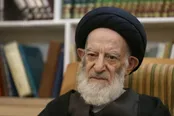 عکس: زیارت آیت‌الله شبیری زنجانی در حرم حضرت معصومه (س) در شب شهادت امام رضا (ع)