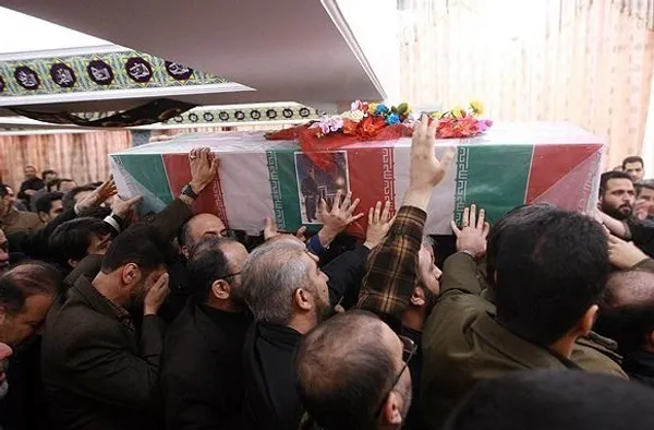  پیکر مطهر شهید مهدی نوروزی که در دفاع از حرم امامین عسکریین(ع) به شهادت رسید با حضور دوستان و هم&zwnj;رزمان شهید تشییع شد./FNA
