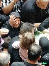 بی‌تابی‌ مادر خلبان بهروز قدیمی جلوی تابوت فرزندش