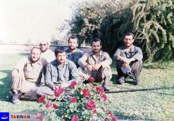 در حاشیه سمینار فرماندهان ـ تهران ـ پس از عملیات خیبر از راست به چپ: برادران علایی، رشید، عزیز جعفری،غلامپور
ردیف دوم از راست به چپ: شهید علی هاشمی و برادر بشردوست ست
