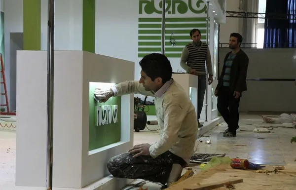 بیستمین نمایشگاه مطبوعات، خبرگزاری&zwnj;ها و پایگاه&zwnj;های اطلاع&zwnj;رسانی روز (شنبه) با حضور &laquo;علی جنتی&raquo; وزیر فرهنگ و ارشاد اسلامی و اصحاب رسانه در مصلای امام خمینی (ره) شهر تهران گشایش می&zwnj;یابد. غرفه&zwnj;&zwnj;داران این همایش مطبوعاتی با توجه به فرا رسیدن روز افتتاحیه در جنب و جوش برپایی غرفه خود به بهترین نحو هستند. روز جمعه این تکاپو در اوج خود بود. /TABNAK