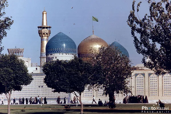 نمايي از گنبد،گلدسته طلا و گنبدهاي مدرسه دو درب سال 1355