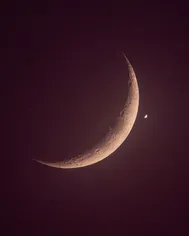 عکس: غروب زیبا با هم نشینی زهره در کنار ماه