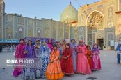 حضور دختران عشایر با لباس‌های زیبا در حرم شاهچراغ