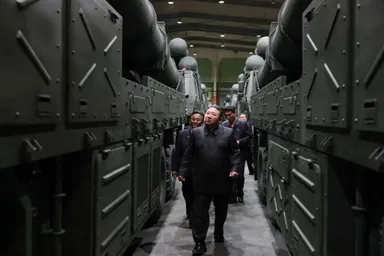 عکس: بازدید کیم از کارخانه تولید تسلیحات