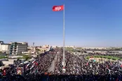 پرچم «قوموالله» برفراز تشییع رهبرشهید درنجف