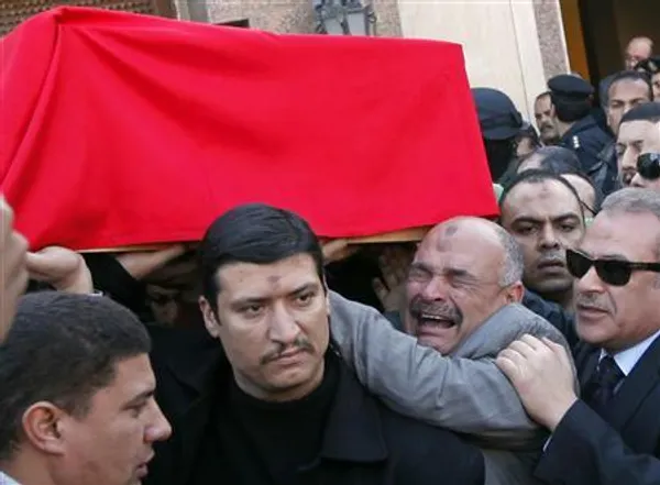 روز سه&zwnj;شنبه مردان مسلح سوار بر موتور&zwnj;سیکلت، یک مقام ارشد وزارت کشور مصر را در بیرون &zwnj;خانه&zwnj;اش در قاهره به ضرب گلوله کشتند. قتل ژنرال محمد سعید، رئیس اداره فنی وزارت کشور مصر، نشان از افزایش فعالیت شبه&zwnj;نظامیان مصر علیه دولت این کشور دارد. در تصویر مراسم خاکسپاری و حزن و اندوه نزدیکان این ژنرال دیده می&zwnj;شود/رویترز