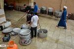 تهیه و توزیع غذا میان سیل زدگان