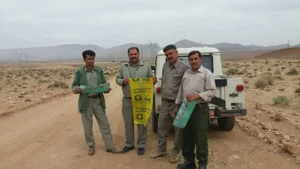 در شهر سروستان استان فارس  با همکاری نیروهای محترم محیط زیست و منابع طبیعی و گروه عاشقان طبیعت شهرستان سروستان کیسه زباله تجدید پذیر و بروشور بین گردشگران و مردم توزیع شد.