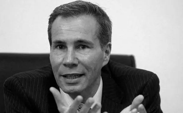 جسد آلبرتو نیسمن، دادستان ویژه پرونده"آمیا" در منزلش کشف شد. وی در کیفرخواست جنجالی و پر ابهام خود، جمهوری اسلامی ایران را تعمداً مسئول بمب&zwnj;گذاری خونین در مرکز یهودیان در بوئنوس آیرس در سال ۱۹۹۴ دانسته بود. روزنامه "بوئنوس آیرس هارلد" روز دوشنبه (۱۹ ژانویه / ۲۹ دی) گزارش داد که جسد آلبرتو نیسمن، دادستان ویژه رسیدگی به پرونده "آمیا" (مرکز یهودیان در بوئنوس آیرس) در منزل وی کشف شده است. او قرار بود روز دوشنبه (۱۹ ژانویه) در پارلمان حاضر شود و در مورد اتهاماتی که مطرح ساخته، توضیح بدهد. به نوشته "اشپیگل آنلاین"، جسد آلبرتو نیسمن را در وان حمام منزل وی کشف کردند و در بدن وی نیز جراحاتی ناشی از اصابت گلوله مشاهده شده است./DW
