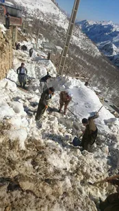 بازگشایی  جادە روستای کمالە توسط مردم
