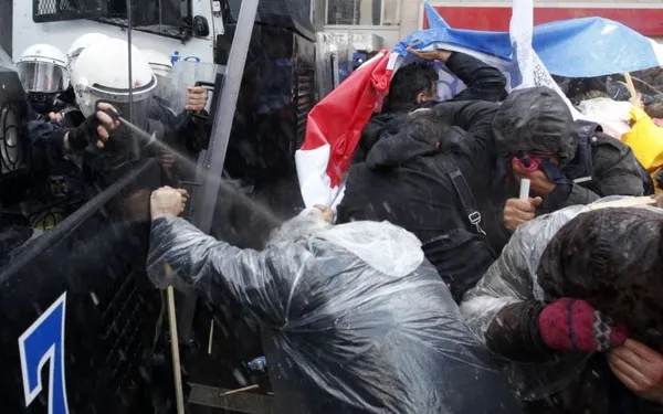 پليس ترکيه ده&zwnj;ها معلم معترض به تضعيف اصول سکولاريسم در نظام آموزش و پرورش اين کشور توسط حزب حاکم عدالت و توسعه را بازداشت کرده است. آنگونه که خبرگزاری فرانسه گزارش داده، تعدادی از معلمان ترکيه، شنبه ۲۹ آذر در آنکارا پايتخت اين کشور تجمع کردند تا اعتراض خود را به آنچه دخالت حزب عدالت و توسعه در تضعيف نظام سکولار ترکيه می&zwnj;خوانند، بيان کنند.اما پليس با حمله به تجمع آنها، ده&zwnj;ها معلم را بازداشت کرده است. ماموران پلیس برای متفرق کردن معترضان از ماشین&zwnj;های آب&zwnj;پاش فشار قوی و اسپری فلفل استفاده کرده&zwnj;اند./REUTERS
