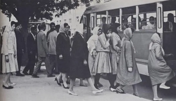  زنان و مردان در ایستگاه اتوبوس در شهر کابل. ۱۹۶۱ 