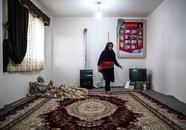 پس از انتشار وضعیت زندگی نامناسب پدر شهید اصغری با حضور مسئولان بنیاد شهید و استانداری مازندران و اقدامات لازم برای ایجاد شرایط زندگی اولیه پدر شهید اصغری امروز وارد منزل جدید شد./MNA
