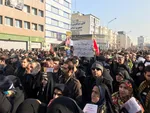 آتش زدن پرچم آمریکا و شعارها در مراسم تشییع سردار