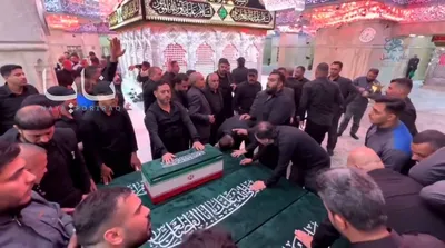 لحظه رسیدن پیکر خانواده رهبر شهید کنار ضریح سیدالشهدا
