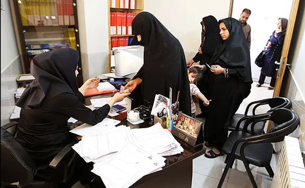 توزیع مواد غذایی بین نیازمندان با دست&zwnj;های مهربان./MEHR
