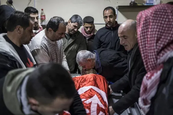 آرابا، کرانه باختری ــ دوستان و اقوام اطراف پیکر یامن محمد حسینی، 16 ساله فلسطینی که در میان درگیری های گزارش شده با نیروهای اسرائیل به شهادت رسید.