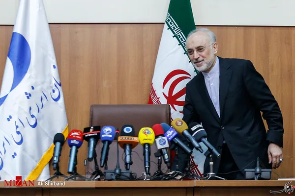 علی اکبر صالحی در کنفرانسی خبری یک روز بعد از دستور مقام معظم رهبری:اگر بخواهیم در شرایطی که برجام به هم بخورد سانتریفیوژ جدید مونتاژ کنیم قطعا نسل جدید را مونتاژ می&zwnj;کنیم اما فعلا ما در چارچوب برجام عمل می&zwnj;کنیم و خلاف آن اقدامی انجام نمی&zwnj;دهیم. فراهم کردن زیرساخت و آمادگی لازم برای برخی اقدامات همگی در چارچوب برجام است.