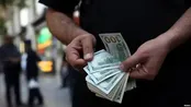 تشویق عجیب مردم در تهران برای خرید با دلار! + عکس