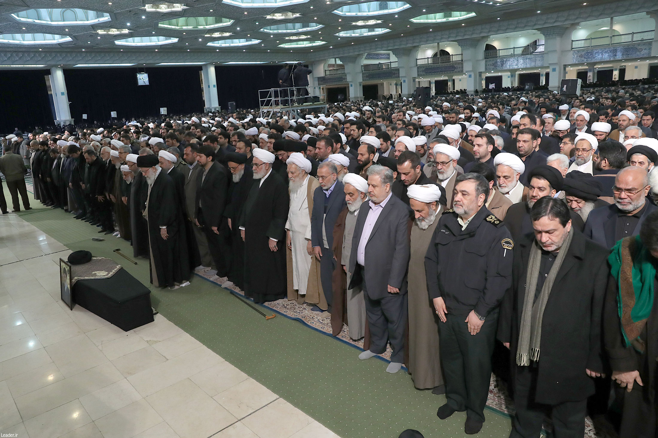 اقامه نماز رهبری بر پیکر آیت الله هاشمی شاهرودی