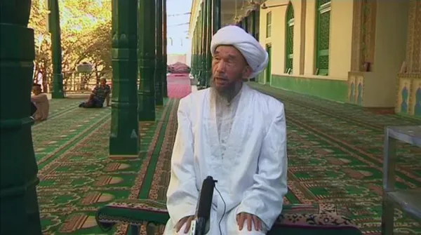 امام جماعت و رئیس مسجد ˈعیدگاهˈ در کاشغر چین که از بزرگ&zwnj;ترین مساجد منطقه خودمختار و مسلمان نشین سین کیانگ است در پی افزایش عملیات استقلال طلبان ترکستان شرقی در این کشور به قتل رسید. &laquo;جمعه طاهر&raquo; این امام جماعت ۷۴ ساله مسجد پس از اقامه نماز صبح روز چهارشنبه مورد هجوم سه نفر قرار گرفت و کشته شد. رادیو بین المللی چین روز جمعه اعلام کرد عاملان این ترور دستگیر شده&zwnj;اند و آیین تشییع جنازه این روحانی نیز برگزار شده است. /Reuters