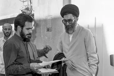 عکس: پنجره‌ای به گذشته؛ حضور رهبر شهید در طرح سرشماری سال ۱۳۶۵