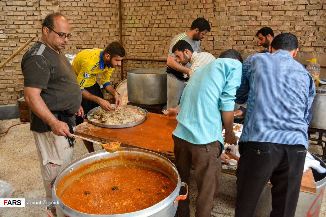 تهیه و توزیع غذا میان سیل زدگان