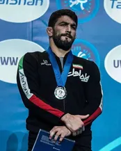 چهره مغموم یزدانی کنار تیلور روی سکوی مدال