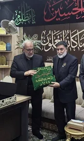 عکس: اهدای پرچم گنبد حرم حسینی برای بدرقه پیکر رهبر شهید