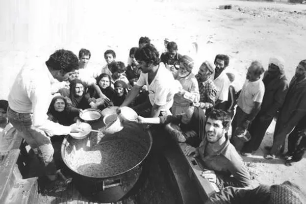 نیروهای مدافع علاوه بر جنگ، وظیفه کمک و غذا رسانی به معدود اهالی خرمشهر که در شهر مانده بودند را نیز داشتند - عکاس: سعید صادقی