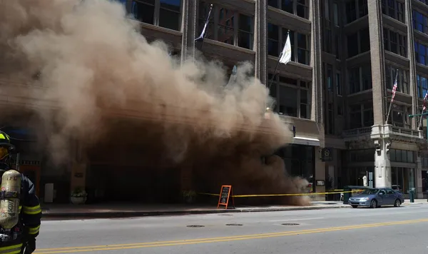 انفجار ترانسفورماتور در زیرزمین در مرکز شهر ایندیاناپولیس، موجب قطع برق و وحشت در این منطقه شد.انفجاری شدید در شهر ایندیاناپولیس، مرکز ایالت ایندیانای آمریکا، یک ساختمان را تخریب کرده و باعث بروز آتش&zwnj;سوزی در چند ساختمان دیگر شده است.محافل خبری گزارش کرده اند :دو انفجار زیر زمینی در مرکز شهر ایندیاناپلیس منجر به لرزیدن برخی مناطق و اختلال در رفت و آمد شد. این انفجارها بلافاصله پس از هم رخ دادند. پلیس اعلام کرده است که انفجار در زیر زمین بوده است اما هنوز علت آن مشخص نشده است./INDIANAPOLIS FIRE DEPARTMENT
