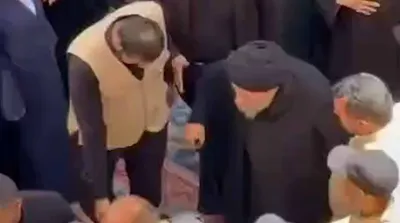 لحظات ورود آیت الله حکیم برای اقامه نماز بر پیکر رهبر شهید