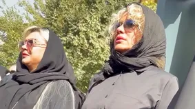 نماز خواندن و گریه‌ شراره رخام در خاکسپاری امید جهان