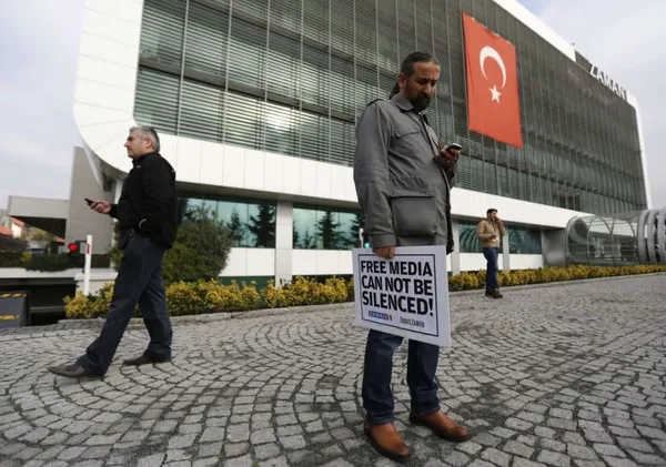 پلیس ترکیه در عملیاتی شبانه حداقل ۲۳ نفر از مخالفان دولت رجب طیب اردوغان را بازداشت کرده است. یکی از مخالفان عملیات پلیس، در برابر ساختمان روزنامه زمان در استانبول. در نخستین ساعات صبح یکشنبه ۲۳ آذر نیروهای امنیتی و پلیس ترکیه در یک عملیات همزمان در ۱۳ شهر دست&zwnj;کم ۲۳ نفر را بازداشت کردند. سردبیر روزنامه زمان، مدیر شبکه خبری سامان&zwnj;یولو، تهیه&zwnj;کننده دو سریال تلویزیونی، یک کارگردان سریال&zwnj;های تلویزیونی و رئیس پیشین شعبه مبارزه با ترور اداره پلیس در استانبول از جمله بازداشت&zwnj;شدگان روز یکشنبه هستند. به گزارش رسانه&zwnj;های ترکیه دادستانی آن کشور حکم بازداشت ۳۲ نفر را صادر کرده و پرونده&zwnj;هایی هم علیه ۳۷ نفر که تعدادی از آن&zwnj;ها در بازداشت هستند، گشوده شده&zwnj;است. /REUTERS