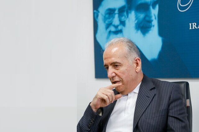 پای دلار ۳۰۰ هزار تومانی به بازار باز شد/ الیگارش‌هایی که میلیاردها دلار به جیب زدند/ فروش دلار با کارت ملی «گفتاردرمانی» است