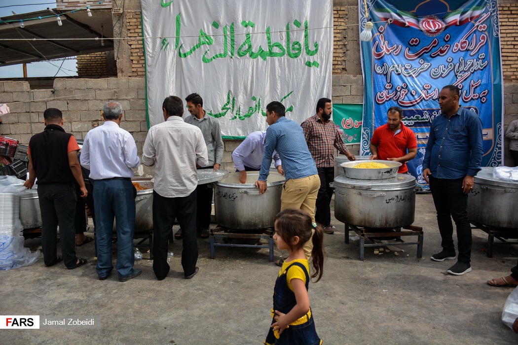 تهیه و توزیع غذا میان سیل زدگان