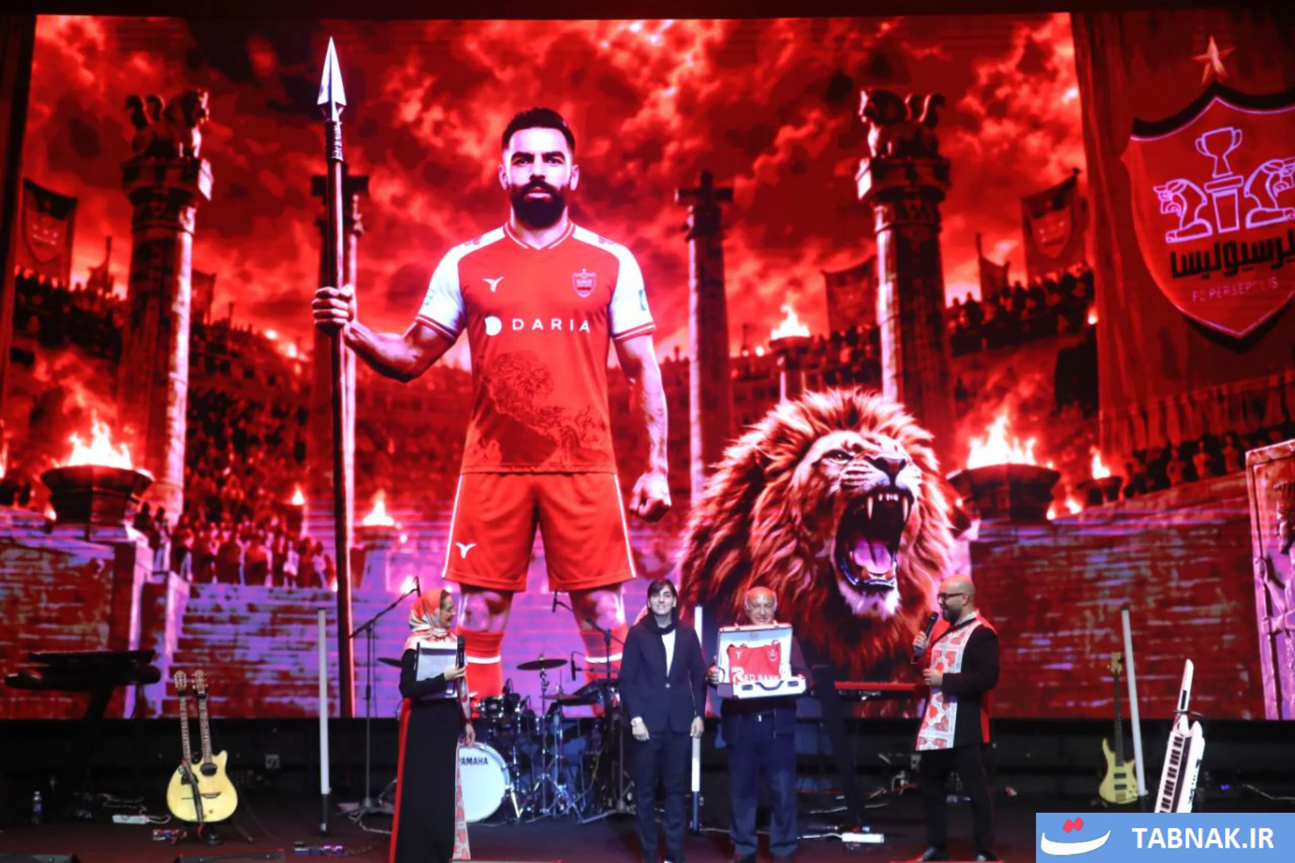 عکس: جشن هواداری شب سرخ با حضور هنرمندان و بازیکنان تیم پرسپولیس