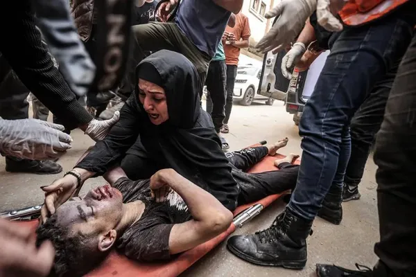 نوار غزه ـ عزاداری زن فلسطینی در کنار  جسد یکی از عزیزانش