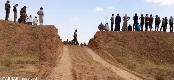 استفاده از ادوات سنگین راه سازی برای هموار کردن مناطق پیشروی