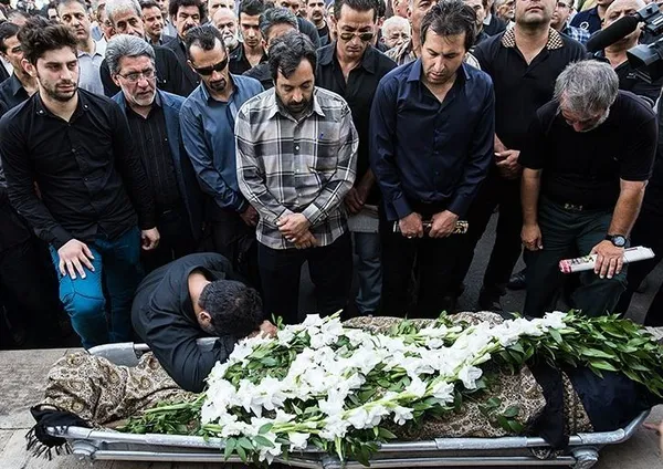 یکر ناصر احمدپور، سردبیر پیشین روزنامه&zwnj;های خبر ورزشی، نود، البرز، هوادار و ... که روز پنجشنبه بر اثر عارضه قلبی دار فانی را وداع گفت، صبح (شنبه) در ورزشگاه شهید شیرودی تشییع شد. /TASNIM
