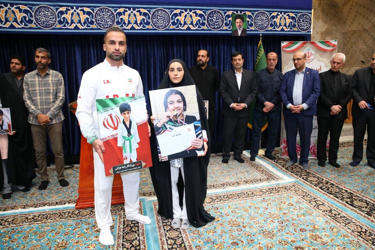 بدرقه پرچمداران کاروان «فرشته‌های میناب» در رواق دارالذکر