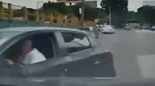 انتقام سخت راننده از راننده بد وسط خیابان!