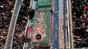 نمایی از گلباران پیکر رهبر شهید انقلاب